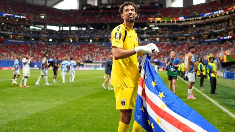 Cape Verde goalkeeper Vozinha celebrates as holds the flag of his country after the World Cup Group H soccer match between Spain and Cape Verde in Atlanta, Monday, June 15, 2026. (AP Photo/Mike Stewart)
