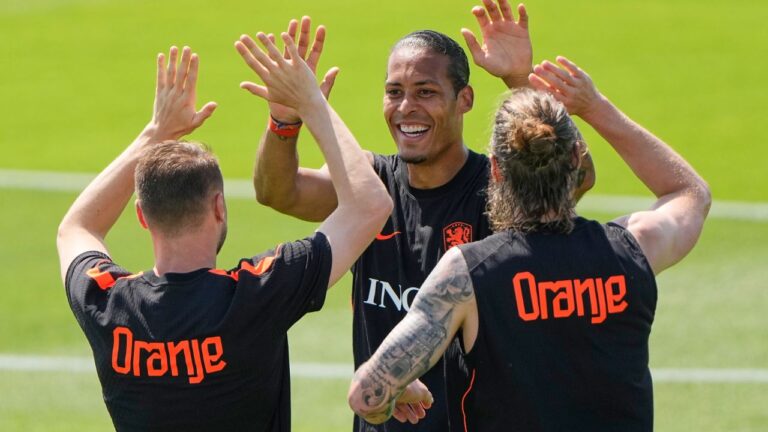 Netherlands' Virgil van Dijk, centre, trains with teammates for the World Cup on Wednesday, June 10, 2026, in Riverside, Mo. (Charlie Riedel/AP)