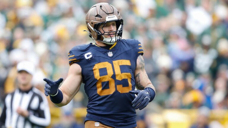 Green Bay Packers tight end Tucker Kraft lines up during an NFL game against the Carolina Panthers, Sunday, Nov. 2, 2025, in Green Bay, Wis. (Jeffrey Phelps/AP)