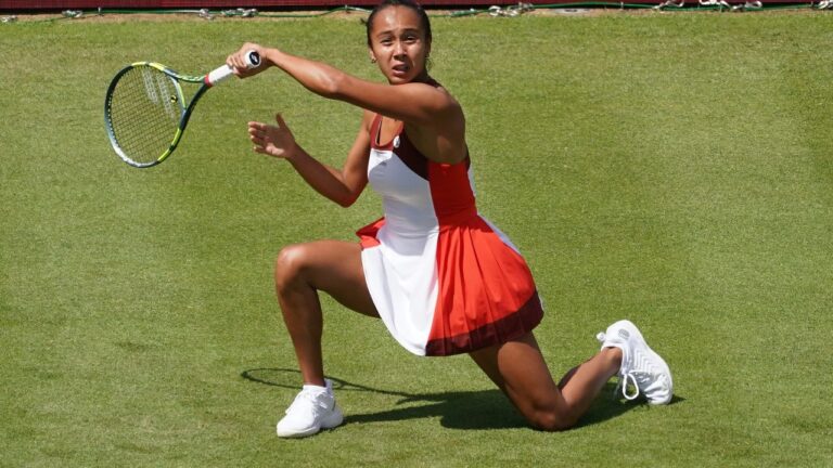 Leylah Fernandez of Canada plays a return to Kaite Boulter of Britain during their first round match at the Queen's Club tennis championships in London, Tuesday, June 9, 2026. (AP Photo/Alberto Pezzali)