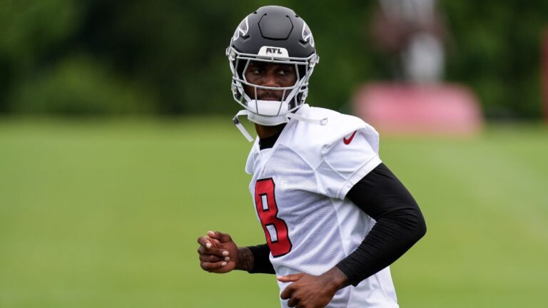 Atlanta Falcons tight end Kyle Pitts Sr. works out during NFL football practice, Monday, June 8, 2026, in Flowery Branch, Ga.(AP Photo/Mike Stewart)