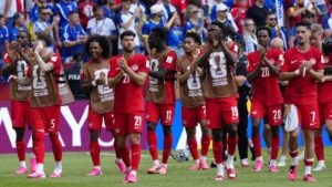 Canada players salute the crowd following a World Cup soccer game against Bosnia-Herzegovina. (Frank Gunn/THE CANADIAN PRESS)