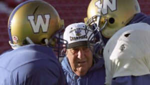 Winnipeg Blue Bombers coach Cal Murphy talks to fullback Duane Forde, left, and linebacker Elfrid Payton during team practice in Calgary on Nov. 24, 1993. (Dave Buston/CP)