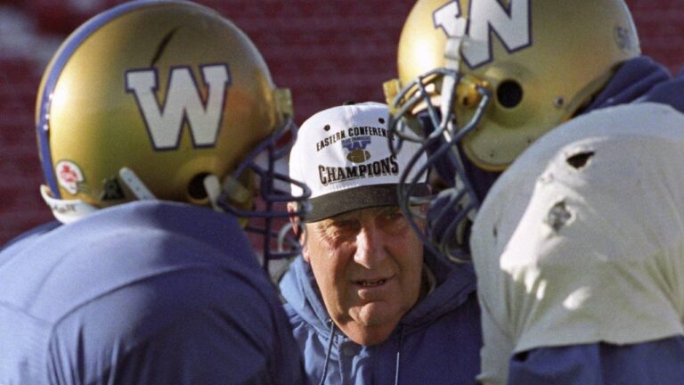 Winnipeg Blue Bombers coach Cal Murphy talks to fullback Duane Forde, left, and linebacker Elfrid Payton during team practice in Calgary on Nov. 24, 1993. (Dave Buston/CP)