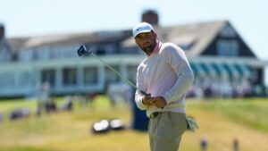 Scottie Scheffler watches his putt on the first hole during a practice round for the U.S. Open golf tournament at Shinnecock Hills Golf Club in Southampton, N.Y., Tuesday, June 16, 2026.(David J. Phillip/AP Photo)
