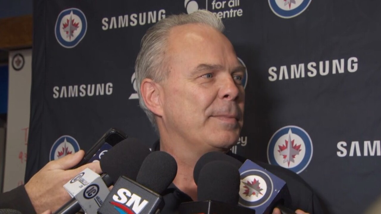 Cheveldayoff tystlåten om Hellebuyck: "Är en Winnipeg Jet"