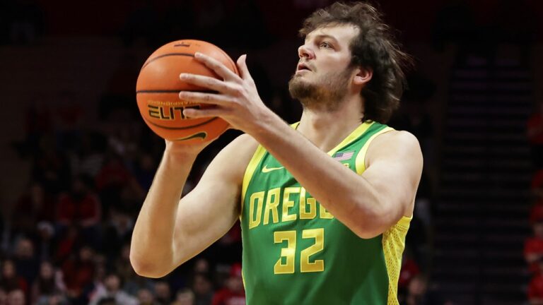 Oregon center Nate Bittle (32) shoots during the first half of an NCAA college basketball game against Rutgers, Monday, Jan. 5, 2026, in Piscataway, N.J. (AP Photo/Adam Hunger)