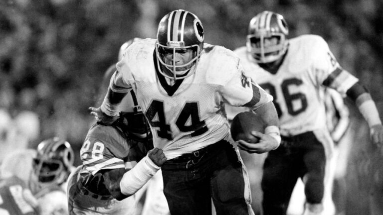 John Riggins (44) eludes a tackle-attempt during NFL football's Super Bowl XVII in Pasadena, Calif., Jan. 30, 1983 (AP).