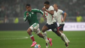 England's Jude Bellingham (10) battles for the ball with Mexico's Luis Romo (7) during the World Cup round of 16 soccer match between Mexico and England in Mexico City, Sunday, July 5, 2026. (Eduardo Verdugo/AP)