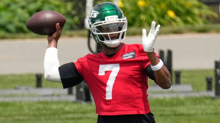 New York Jets quarterback Geno Smith throws during a practice in Florham Park, N.J., June 10, 2026. (Seth Wenig/AP)