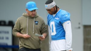 Detroit Lions offensive co-ordinator Drew Petzing talks with running back Jahmyr Gibbs before a practice in Allen Park, Mich., Thursday, June 11, 2026. (Paul Sancya/AP)