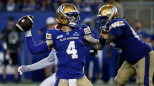 Winnipeg Blue Bombers quarterback Dru Brown (4) throws against the Calgary Stampeders during second half CFL football action. (John Woods/THE CANADIAN PRESS)
