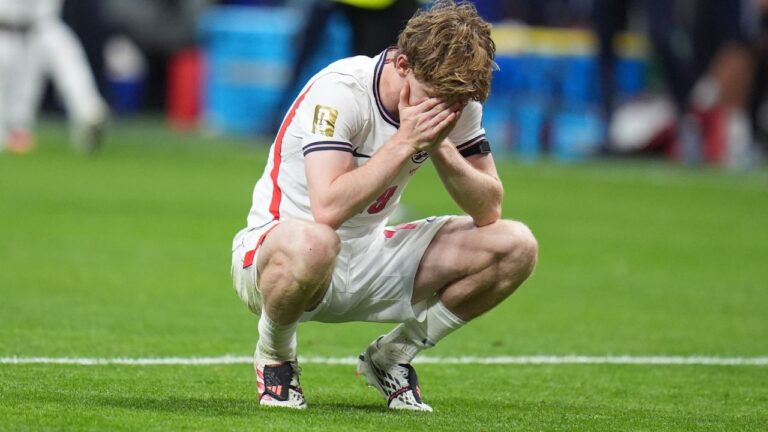 England's Anthony Gordon (18) is dejected at the end of the World Cup semifinal soccer match between England and Argentina in Atlanta, Wednesday, July 15, 2026. (Jeff Roberson/AP Photo)