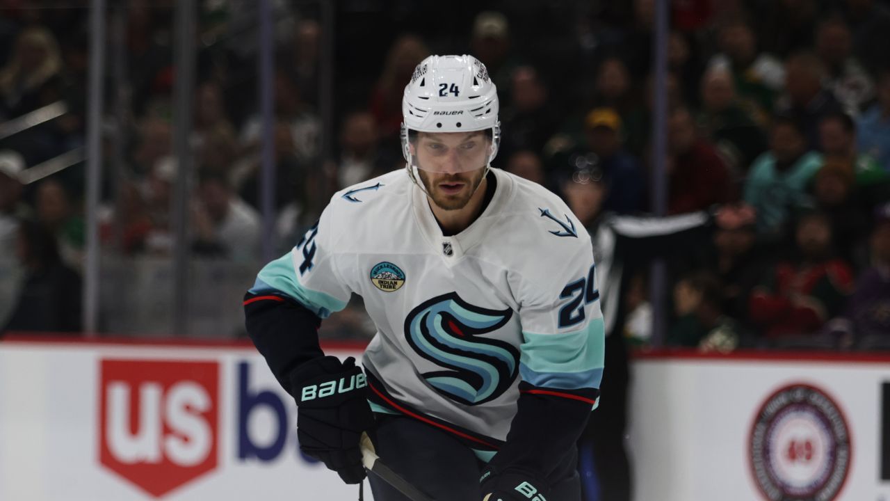 Vancouver Canucks värvar jättebacken Jamie Oleksiak – tvåårskontrakt värt 10 miljoner dollar