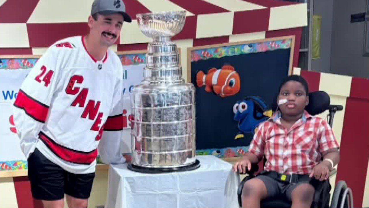 Seth Jarvis tog med Stanley Cup till barnsjukhus i Winnipeg
