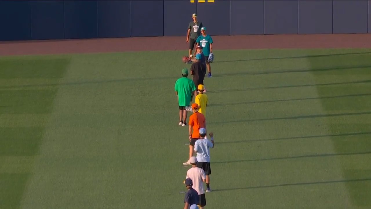 Little Leaguers throw unique ceremonial pitch ahead of Braves vs. Brewers