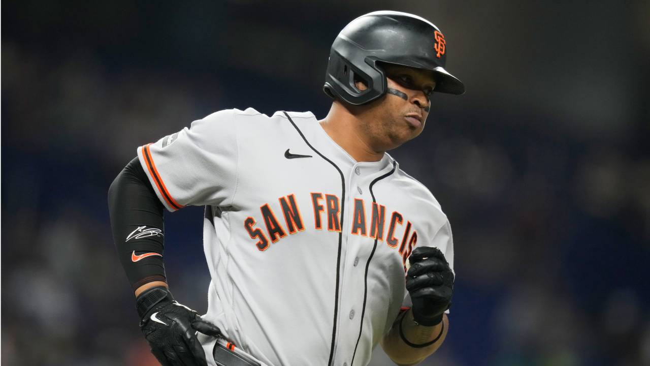 Giants’ Devers receives mix of cheers, boos in return to Fenway