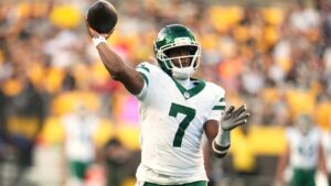 New York Jets quarterback Geno Smith throws during the first half of an NFL preseason football game against the Pittsburgh Steelers, Friday, Aug. 21, 2026, in Pittsburgh. (AP Photo/Gene J. Puskar)