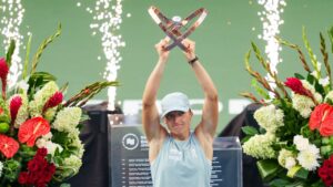 Iga Swiatek, of Poland, lifts the trophy after defeating Elena Rybakina, of Kazakhstan, 6-2, 6-3, in the finals of the National Bank Open in Toronto, on Thursday, Aug. 13, 2026. (Keito Newman/CP)