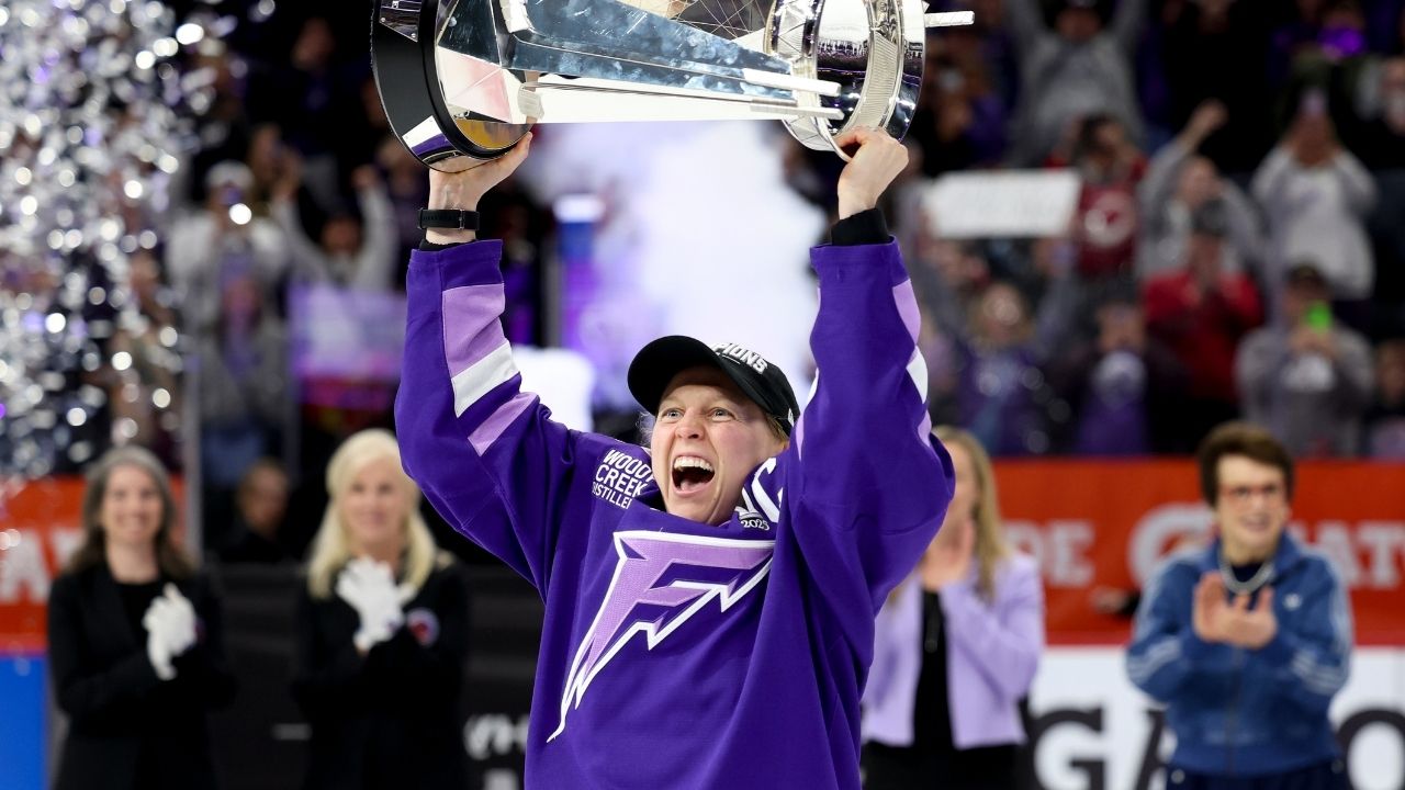Kendall Coyne Schofield stannar i Minnesota Frost – skriver tvåårskontrakt