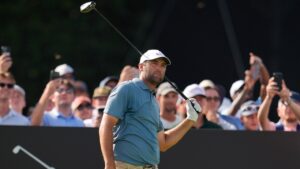 Scottie Scheffler watches his shot from the 18th tee during the final round of the PGA Tour Championship golf tournament Sunday, Aug. 30, 2026, in Atlanta. (AP Photo/Mike Stewart)