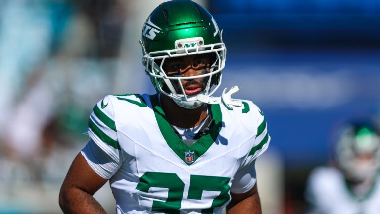 New York Jets cornerback Qwan'Tez Stiggers (37) enters the field for an NFL football game against the Jacksonville Jaguars, Sunday, Dec. 14, 2025, in Jacksonville, Fla. The Jaguars defeated the Jets 48-20. (AP Photo/Gary McCullough)