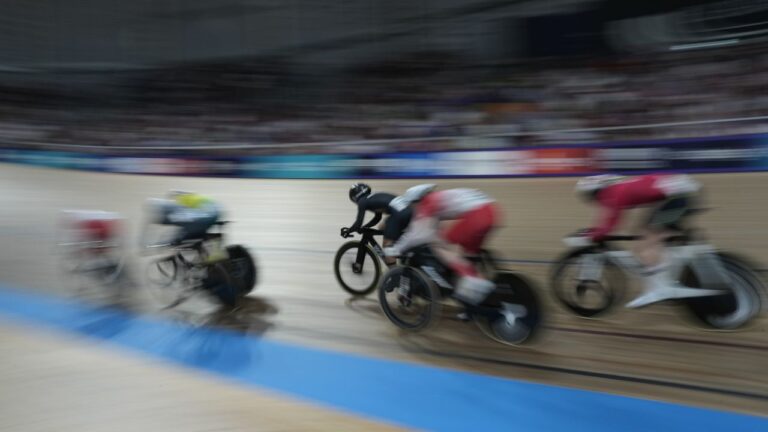 Riders take part int he second round of the women's kern cycle race at the Commonwealth Games in Glasgow, Scotland, Sunday, Aug. 2, 2026. (AP Photo/Manish Swarup)