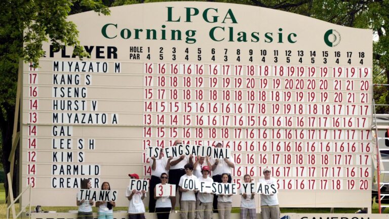 Volunteers spell out a farewell to the Corning Classic after 31 years and to Yani Tseng for her victory at the conclusion of the LPGA Corning Classic golf tournament in Corning, N.Y., May 24, 2009. (Kevin Rivoli/AP)