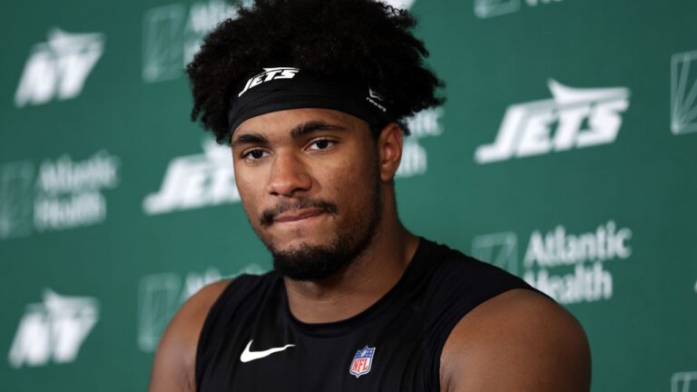 New York Jets' Kenyon Sadiq speaks to the media during training camp Saturday, Aug. 1, 2026, in Florham Park, N.J. (Adam Hunger/AP)