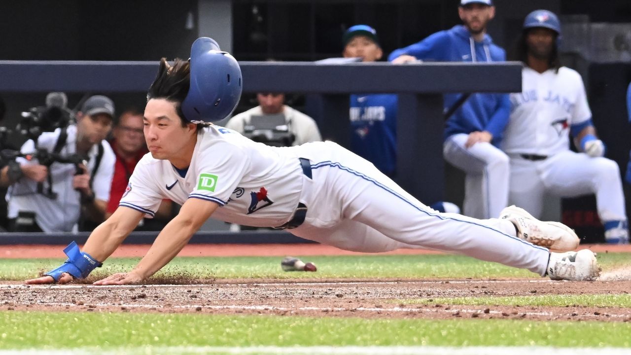 Soriano, Bateman help Blue Jays grind out win over Mariners