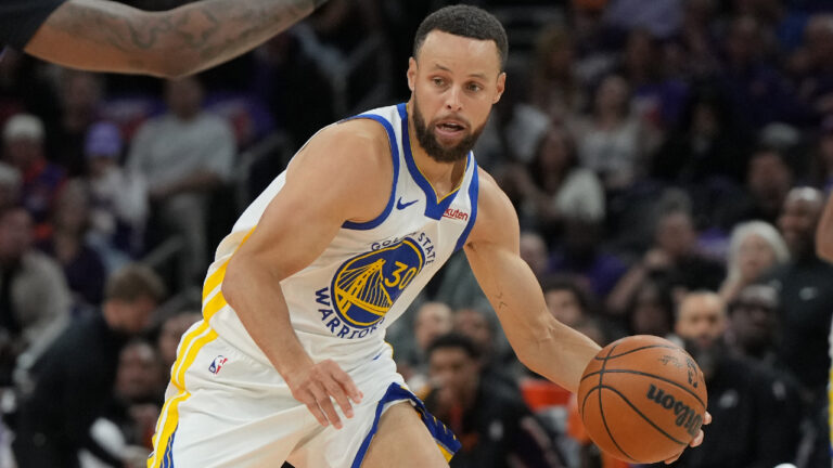 Golden State Warriors guard Stephen Curry (30) against the Phoenix Suns during the second half of an NBA basketball play-in tournament game, Friday, April 17, 2026, in Phoenix. (Rick Scuteri/AP)