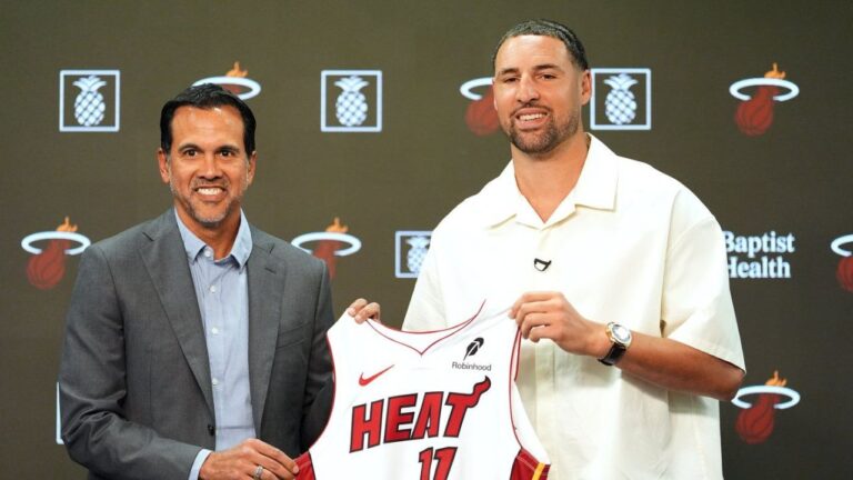 Miami Heat head coach Erik Spoelstra, left, poses with newly signed guard Klay Thompson during an NBA basketball press conference, Tuesday, Aug. 25, 2026, in Miami. (Rebecca Blackwell/AP)
