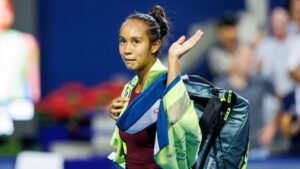 Leylah Fernandez of Canada waves to the crowd after suffering a 6-4, 6-4, loss to Naomi Osaka of Japan during round of 16 National Bank Open Tennis action in Toronto, on Sunday, Aug. 9, 2026. (Keito Newman/CP)