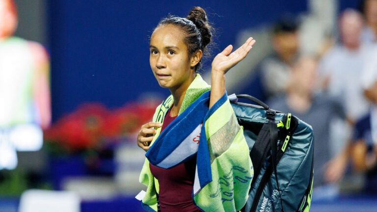 Leylah Fernandez of Canada waves to the crowd after suffering a 6-4, 6-4, loss to Naomi Osaka of Japan during round of 16 National Bank Open Tennis action in Toronto, on Sunday, Aug. 9, 2026. (Keito Newman/CP)