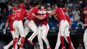 Texas Rangers' Brandon Nimmo (24), Ezequiel Duran, second from left, Wyatt Langford, Nicky Lopez, right front, and the rest of the team celebrate Duran's run-scoring single in the 10th inning of a baseball game against the Los Angeles Angels Friday, Aug. 21, 2026, in Arlington, Texas. (Tony Gutierrez/AP Photo)