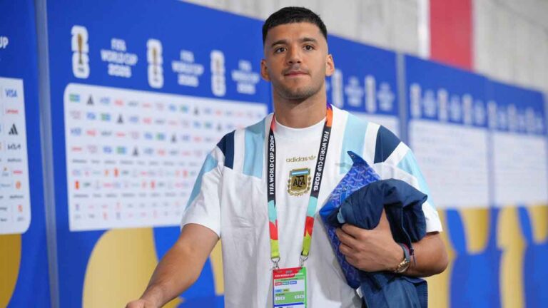 Argentina goalkeeper Geronimo Rulli arrives for the World Cup quarterfinal soccer match between Argentina and Switzerland. (Ed Zurga/AP)
