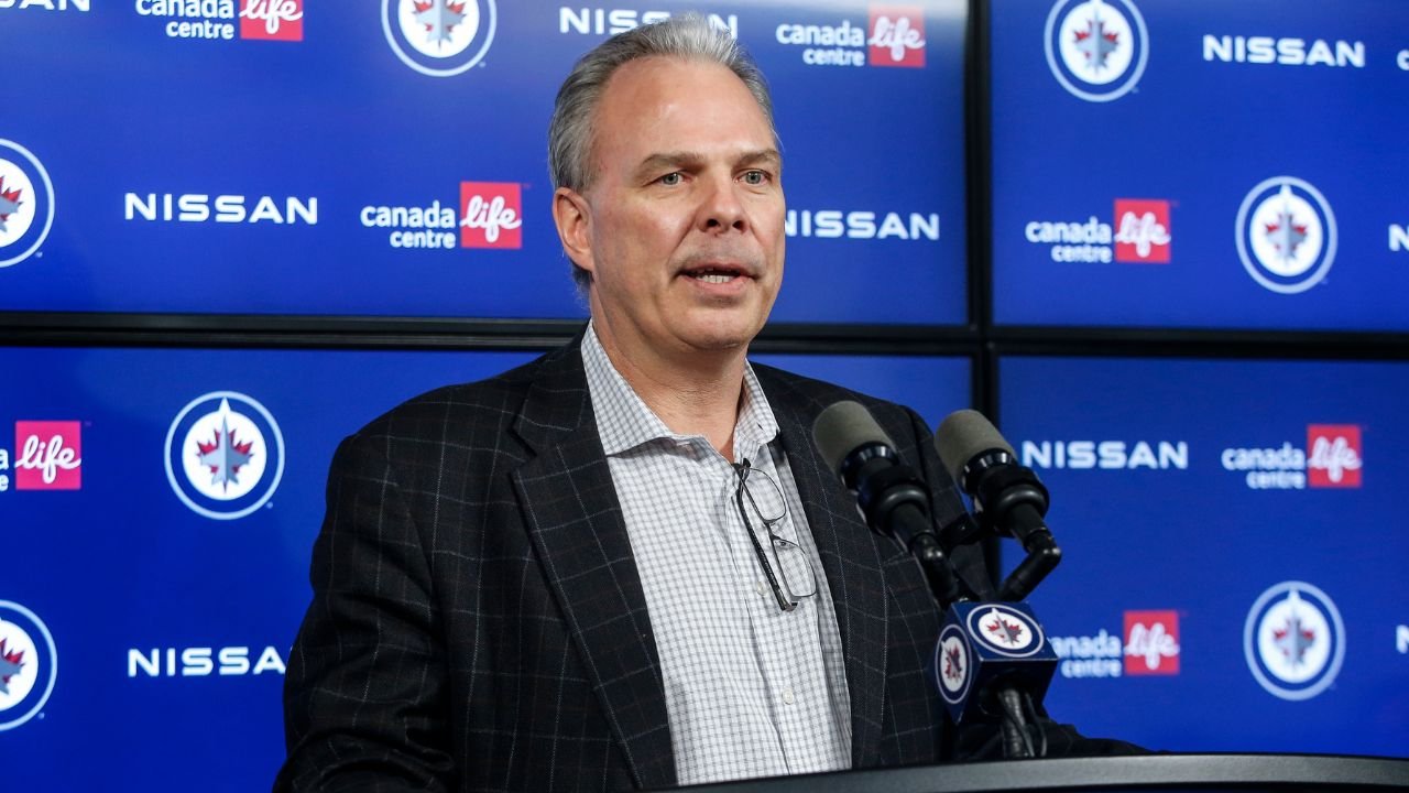Winnipeg Jets stänger av Connor Hellebuyck – GM ger besked om trejksituationen