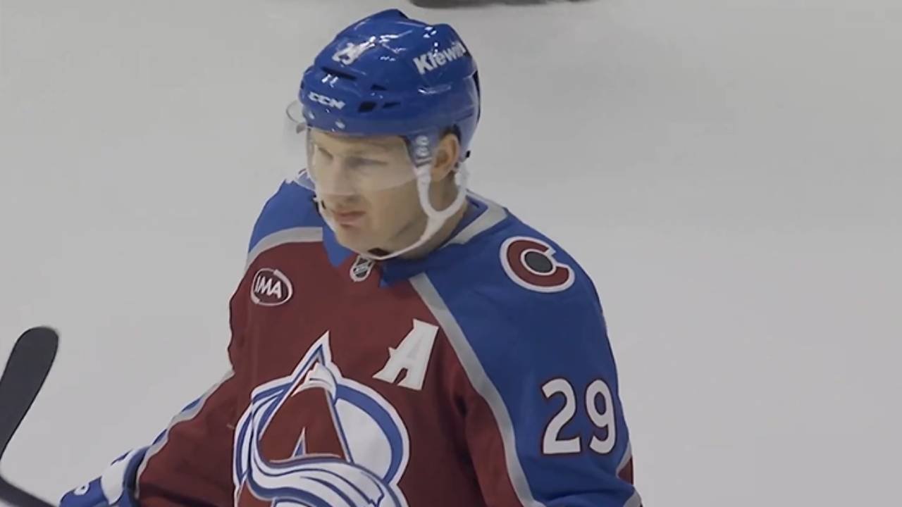 MacKinnon utökade ledningen i powerplay mot Kings