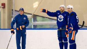 Head coach Mike Babcock, left, Connor McDavid, centre, and Leon Draisaitl take part in the Edmonton Oilers training camp at Rogers Place in Edmonton on Thursday, Sept. 17, 2026.
(John Ulan/CP)