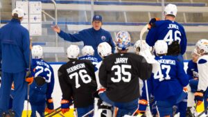 Head coach Mike Babcock gives instruction during the Edmonton Oilers training camp at Rogers Place in Edmonton on Thursday, Sept. 17, 2026. (John Ulan/CP)
