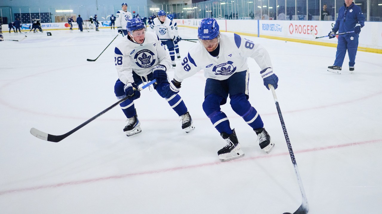 Maple Leafs honour history with classic logo at centre ice