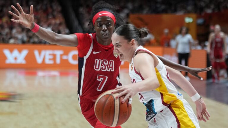 Kahleah Copper, of the United States, guards Spain's Iyana Martín during the Women's Basketball World Cup semifinal match between the United States and Spain in Berlin, Saturday, Sept. 12, 2026. (AP Photo/Ebrahim Noroozi)