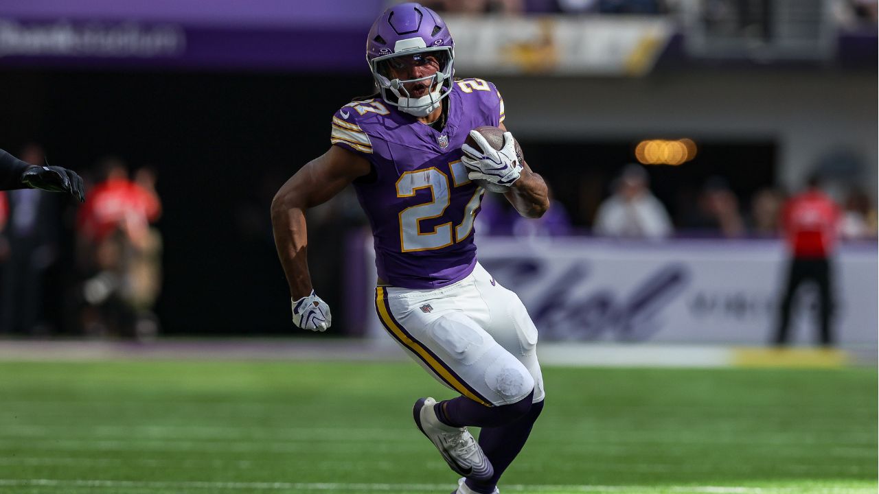 Photo: Sportsnet.ca Minnesota Vikings running back Jordan Mason carries the ball during an NFL football game against the Green Bay Packers in
