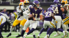 Vikings beat rival Packers as Wentz replaces injured Murray