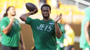 New York Jets quarterback Geno Smith warms up before an NFL preseason football game against the Pittsburgh Steelers, Friday, Aug. 21, 2026, in Pittsburgh. (AP Photo/Gene J. Puskar)