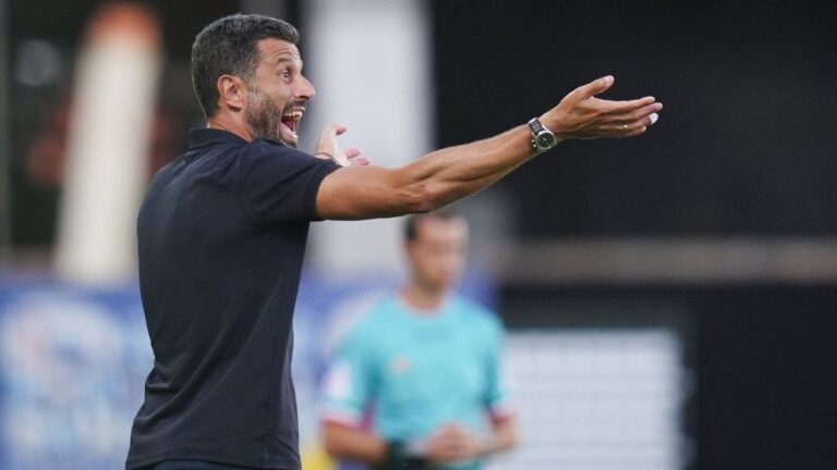 Fiorentina's head coach Fabio Grosso shouts instructions to his players during the Serie A soccer match between Fiorentina and Frosinone, in Florence, Italy, Saturday, Aug. 29, 2026. (Massimo Paolone/LaPresse via AP)