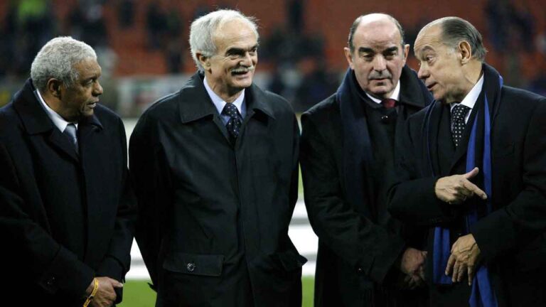 Inter Milan's former players Sandro Mazzola, second left, with Jair of Brazil, left, Mario Corso and Luis Suarez, right, prior to the start of the Champions League first knockout round, second leg soccer match between Inter and Ajax at the San Siro stadium in Milan. (Luca Bruno/AP)
