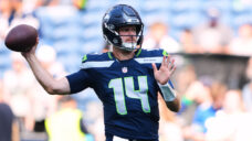 Seahawks QB Sam Darnold exits early vs. Patriots with hip injury