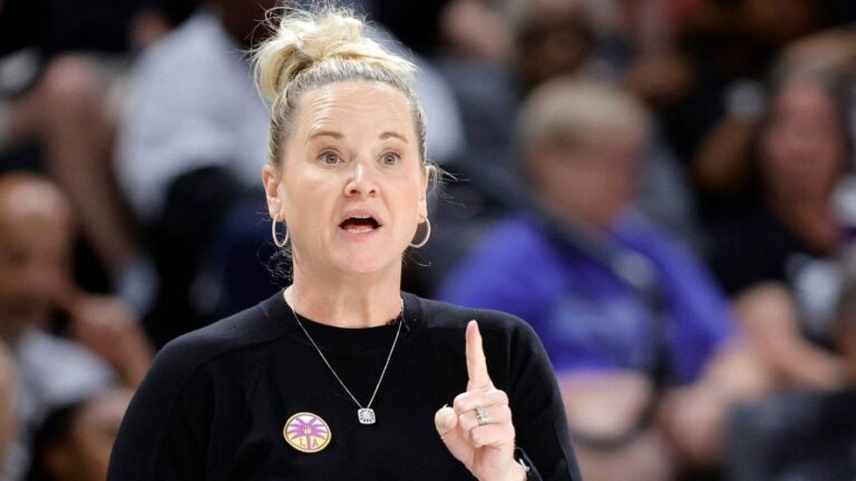 Los Angeles Sparks head coach Lynne Roberts calls out to players during the first half of an WNBA basketball game between the Las Vegas Aces and the Los Angeles Sparks Tuesday, Sept. 22, 2026, in Las Vegas. (Steve Marcus/Las Vegas Sun via AP)
