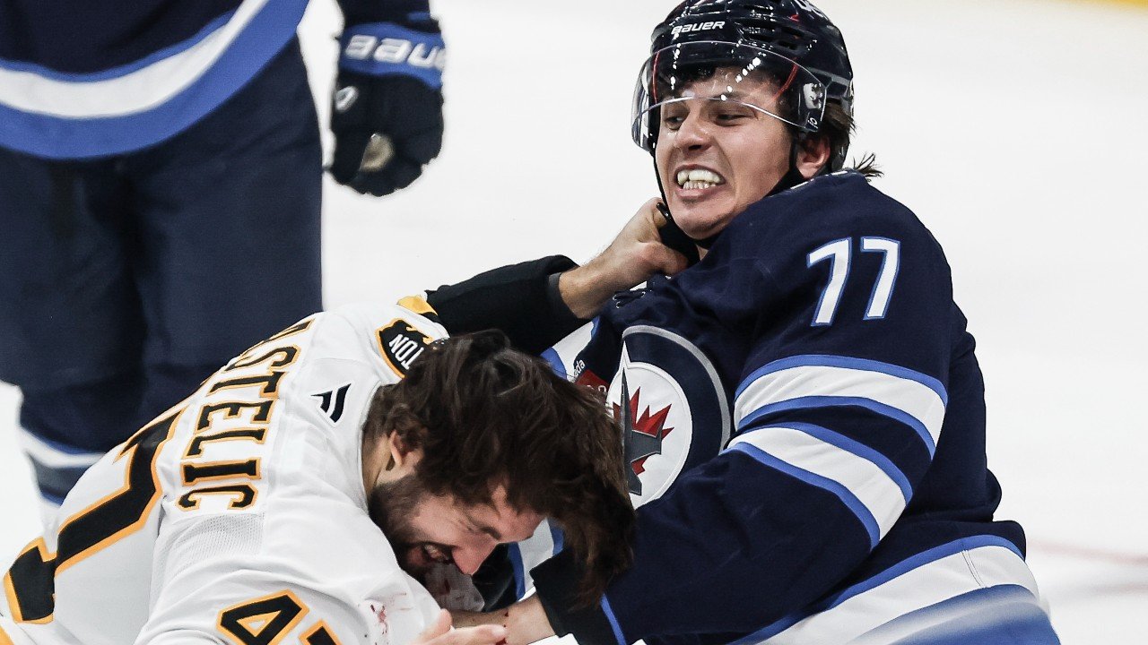 Jets hyllar rookien Bauer efter slagsmål i NHL-debuten